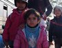 An der serbisch-mazedonischen Grenze kommen derzeit rund 8.000 Flüchtlinge täglich an. Unter den Flüchtlingen sind viele Familien mit Kleinkindern und Säuglingen. Bild: Kinder in Tabanovce.