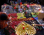 Menschen gedenken mit Blumen und Kerzen den Opfern des Terroranschlags von Brüssel am 22. März 2016. REUTERS/Charles Platiau TPX IMAGES OF THE DAY - RTSBSX8