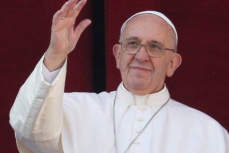 Papst Franziskus spendet Weihnachten den traditionellen Segen 'Urbi et orbi' (Der Stadt und dem Erdkreis) am 25. Dezember 2015 im Vatikan.