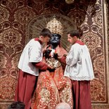 II. Vatikanisches KonzilZur Eröffnung der 3. Sessio des II. Vatikanischen Konzils schmücken Ministranten die Petrusstatue, die rechts vom Papstaltar steht, mit Tiara und Rauchmantel.