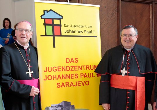 Gegenseitige Besuche und gemeinsame Projekte sind fixe Bestandteile der Diözesanpartnerschaft (im Bild: Bischof Schwarz und Kardinal Puljic beim Friedensfest 2014 in Klagenfurt 