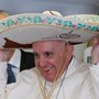 Papstreise nach Mexiko mit einem Zwischenstopp in Kuba. Bild: Papst Franziskus lacht und setzt sich am 12. Februar 2016 auf dem Flug nach Havanna einen Sombrero auf.
