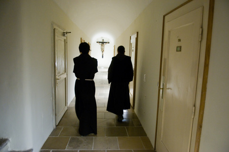 Kloster / kathbild.at/Rupprecht, Franz Josef Rupprecht Franziskanerkloster, Gang, Klausur, Habit