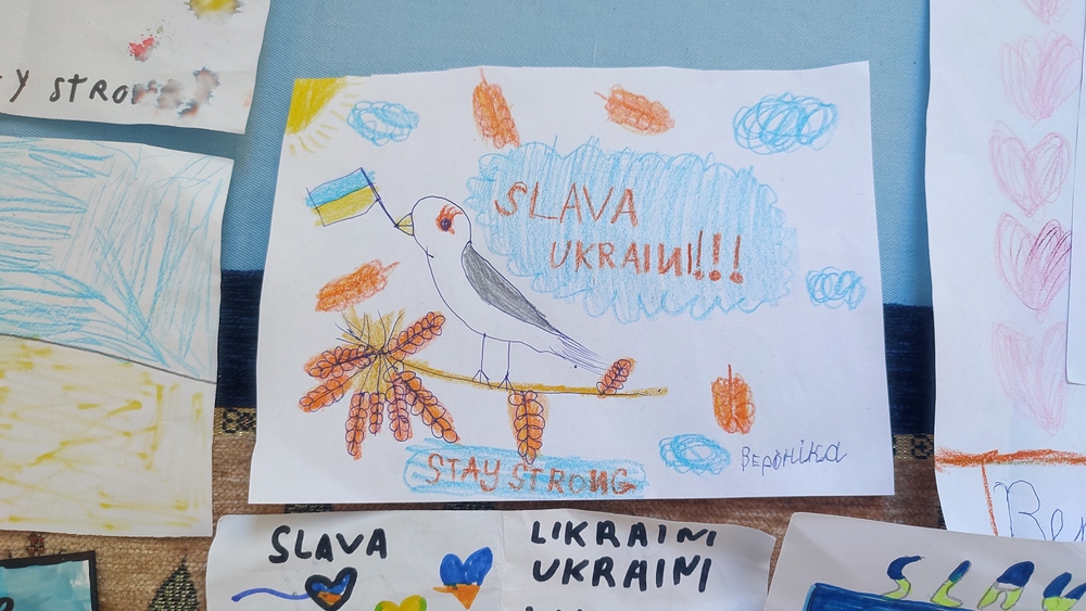 Kinderzeichung mit Wunsch 'Bleib stark, Ukraine'