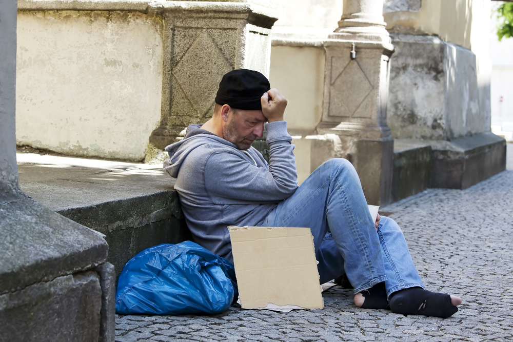 Ein arbeitsloser Bettler ist Obdachlos und hat Hunger