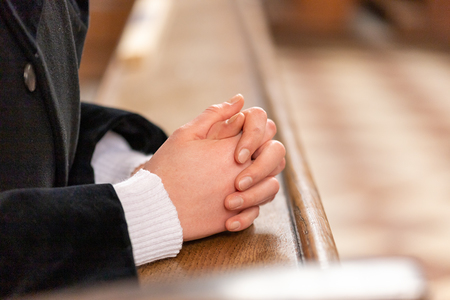 Das Gebet ist eine Konversation mit Gott. Im Gebet bitten die Menschen Gott um Verzeihung, tragen ihre Bitten zu ihm. Gebet ist Beziehung zu Gott. Dietrich Bonnhoeffer bezeichnet das Gebet als 'Atemholen aus Gott'. Model: Model: Katharina Unger, Step