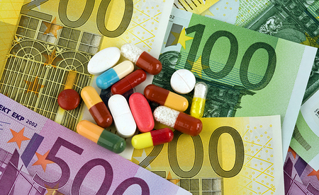 Eurogeldscheine und Tabletten [ (c) www.BilderBox.com, Erwin Wodicka, Siedlerzeile 3, A-4062 Thening, Tel. + 43 676 5103678.Verwendung nur gegen HONORAR, BELEG, URHEBERVERMERK nach AGBs auf bilderbox.com]