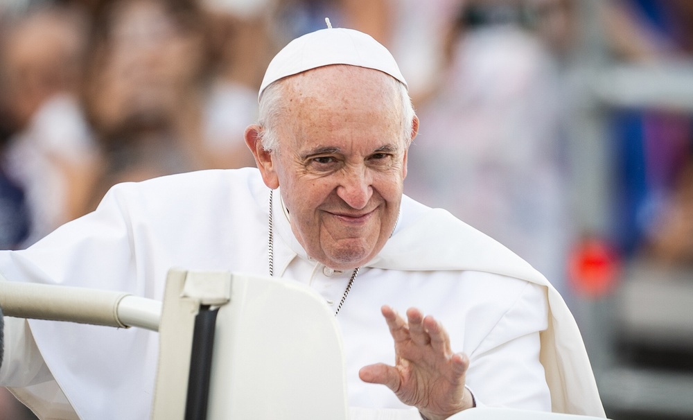 Papst Franziskus fährt winkend mit dem Papamobil auf den Petersplatz zum Gottesdienst anlässlich des zehnten katholischen Weltfamilientreffens am 25. Juni 2022 im Vatikan.