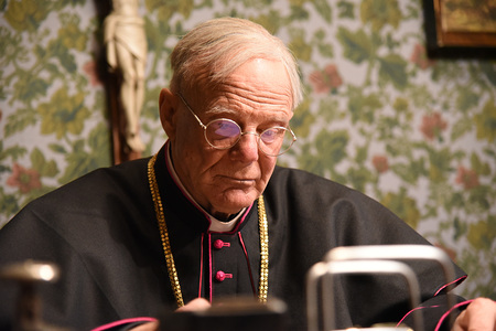 kreuz und quer: 'Der Bischof, das Land und das B?se', 'Vor unserem Herrgott gibt es kein unwertes Leben.' Mit diesen deutlichen Worten nimmt Bischof Michael Memelauer bei seiner Silvesterpredigt 1941 im St. P?ltner Dom gegen die NS-Euthanasie Stellun