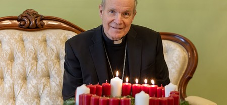 Diakonie-'Adventkranz der Hoffnung' für Kardinal Schönborn