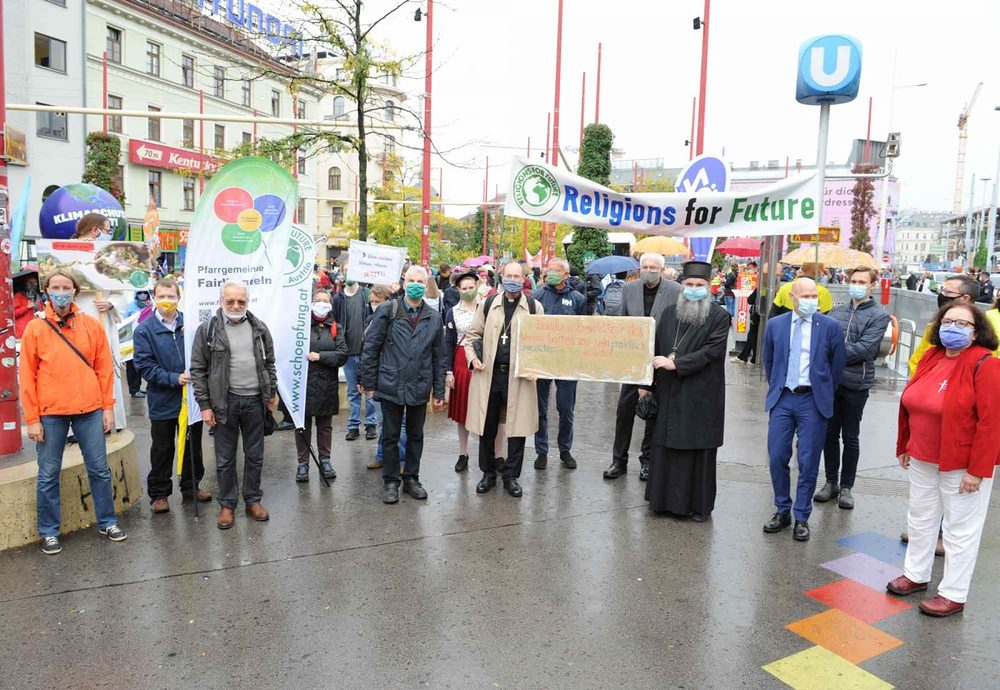 In Zeiten der Pandemie nicht auf die Klimakrise zu vergessen forderte die Initative Religions for Future beim Klimastreik in Wien