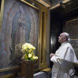 Papst Franziskus betet vor dem Originalbild der Jungfrau von Guadalupe in Mexiko-Stadt am 13. Februar 2016. Das Marienbild wurde gedreht, damit Franziskus alleine in dem kleinen Raum hinter dem Hauptaltar beten kann.