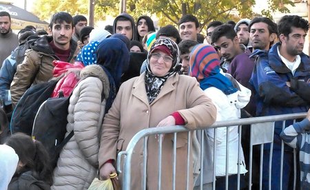 Im serbischen Presevo warten die Flüchtlinge in einer langen Schlange auf ihre Registrierung. Rund 8.000 Menschen kommen hier täglich an.