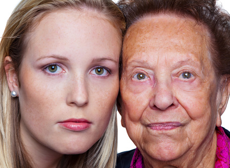 Das Gesicht einer jungen und das Gesicht einer alten Frau nebeneinander. Symbolfoto f?r Generationen und Altern