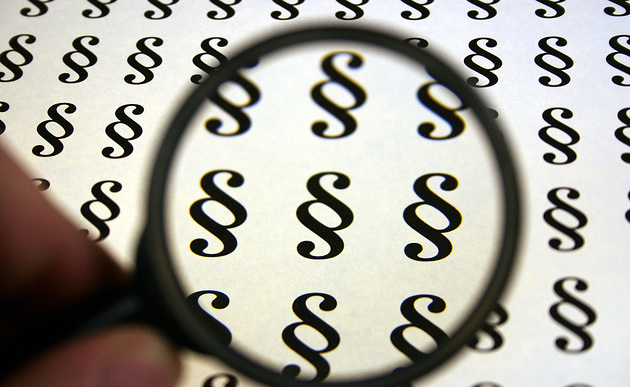 Paragraf unter der Lupe [ (c) www.BilderBox.com, Erwin Wodicka, Siedlerzeile 3, A-4062 Thening, Tel. + 43 676 5103678.Verwendung nur gegen HONORAR, BELEG,URHEBERVERMERK und den AGBs auf bilderbox.com](in an im auf aus als and beim mit einer einem ein