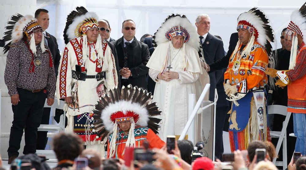 Papst Franziskus trägt ein Warbonnet, einen traditionellen indigenen Kopfschmuck mit Federn, während der Begegnung mit den indigenen Gruppen First Nations, Metis und Inuit am 25. Juli 2022 in Maskwacis (Kanada).