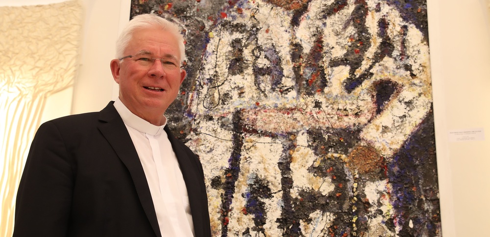 Medienempfang Erzdiözese SalzburgFoto: Franz Neumayr      17.5.2017Im Bild Erzbischof Franz Lackner vor einem Gemälde von Papst Johannes Paul II