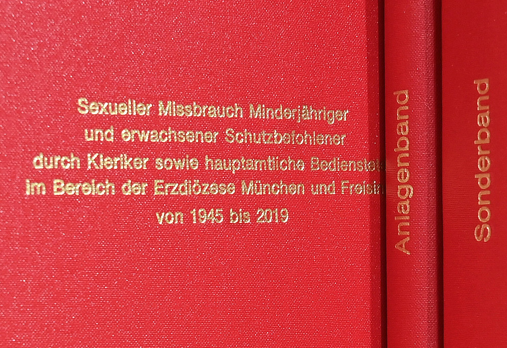 Gutachten der Münchner Rechtsanwaltskanzlei Westpfahl Spilker Wastl zu Fällen von sexuellem Missbrauch im Erzbistum München und Freising am 20. Januar 2022 bei der Vorstellung in München, mit dem Titel 'Sexueller Missbrauch Minderjähriger und erwachs