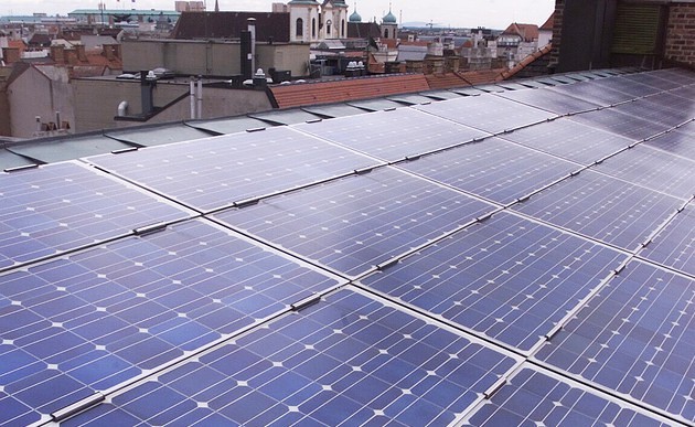 Photovoltaik-Panels auf einem kirchlichen Gebäude Wiens / kathbild.at/Rupprecht