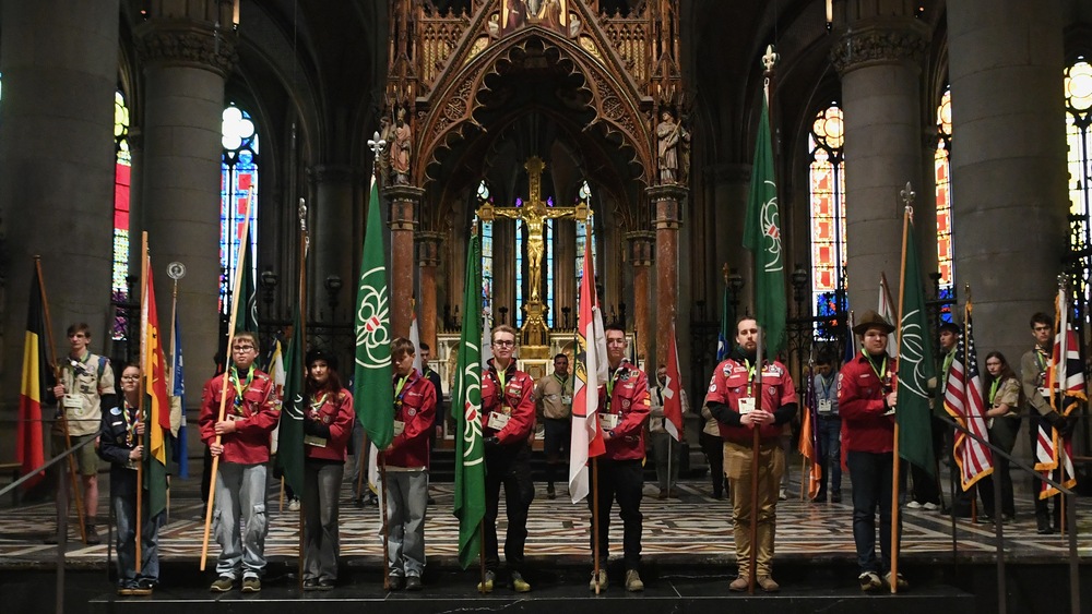 Linz: Pfadfinder aus 20 Nationen holten Friedenslicht aus Mariendom