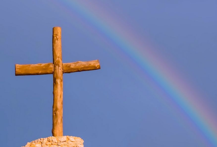 Kreuz mit Regenbogen / pixabay / gemeinfrei Kreuz mit Regenbogen