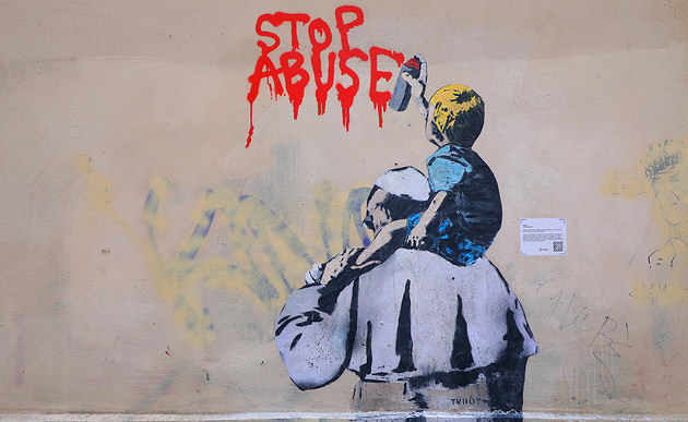 Ein Graffito des Straßenkünstlers TVBOY zeigt Papst Franziskus von hinten und ein Kind auf seinen Schultern in der Vicolo degli Osti in Rom am 23. März 2019. Der kleine Junge sprüht in roter Farbe die Aufschrift 'Stop Abuse' an die Hauswand.