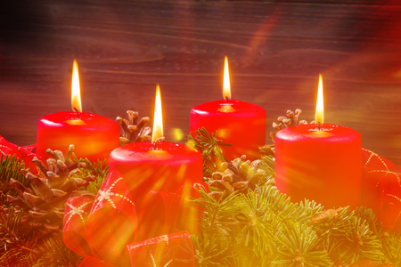 Ein Adventskranz zu Weihnachten sorgt für romatinsche Stimmung in der stillen Advent Zeit.