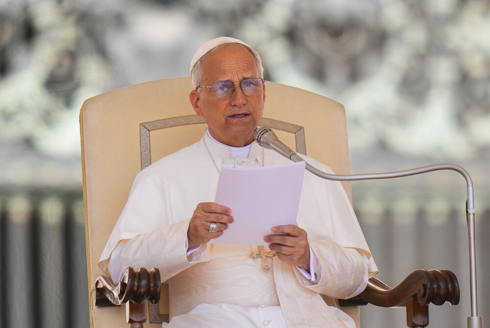 Papst Leo XIV. / Copyright 2025, KNA GmbH, www.kna.de, All Rights Reserved, Lola Gomez Papst Leo XIV. spricht bei der Generalaudienz am 25. Juni 2025 auf dem Petersplatz im Vatikan.