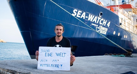 Jakob Frühmann vor der 'Sea Watch 4'