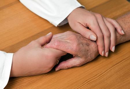 H?nde Pflegerin und einer alten Frau