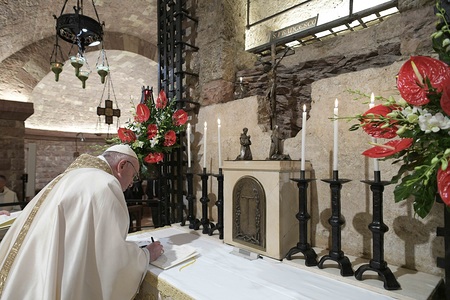SS. Francesco - Sacro Convento di Assisi - Celebrazione della Santa Messa e firma dell’Enciclica “Fratelli tutti” alla tomba di San Francesco - 03/10/2020