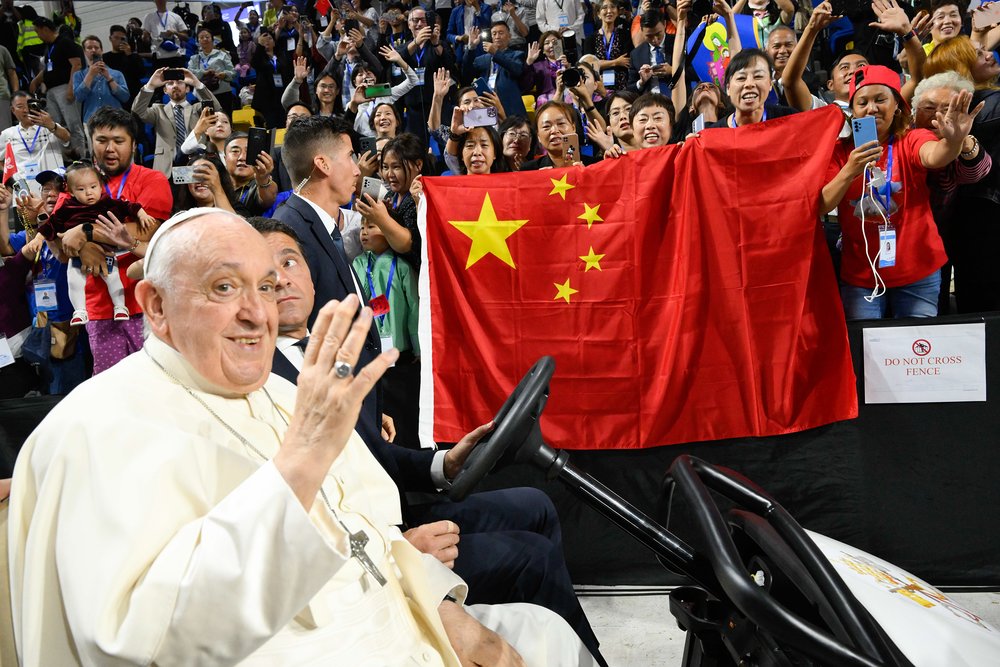 Gottesdienst mit Papst Franziskus in Ulan Bator / Copyright 2023, KNA GmbH, www.kna.de, All Rights Reserved, Vatican Media Teilnehmer schwenken die Flagge von China bei der Ankunft von Papst Franziskus zu einem Gottesdienst am 3. September 2023 in der Steppe-Arena in Ulan Bator (Mongolei).