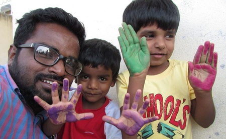 Santosh Kumar mit Kindern im Don-Bosco-Zentrum