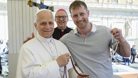 Der Wiener Rapper 'Freeman Vienna' mit Bischof Hermann Glettler bei Papst Leo XIV.