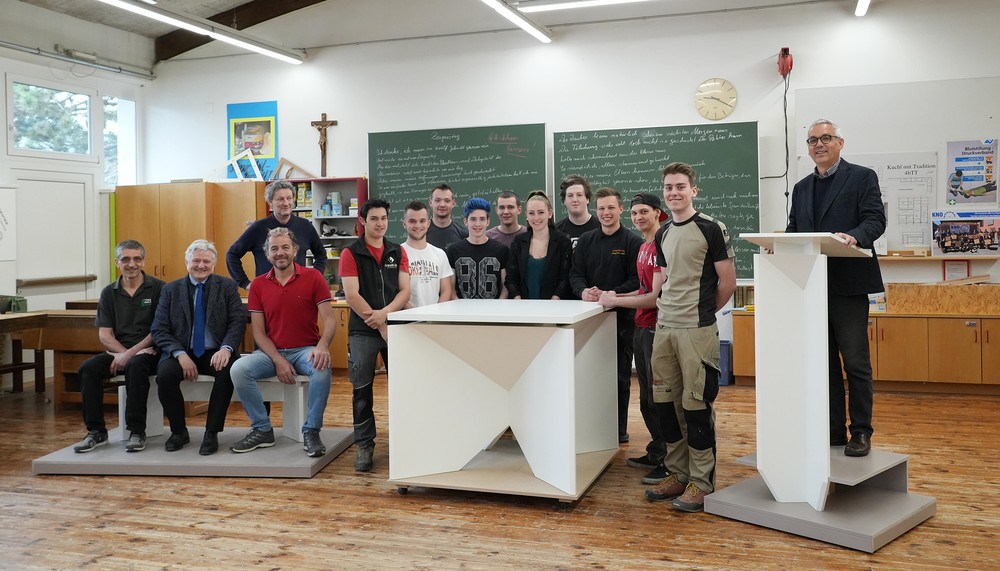 Absamer Tischlereitechnik-Schüler mit der von ihnen gestalteten Altarraum-Ausstattung für die Haller Jesuitenkirche / Cincelli/dibk.at