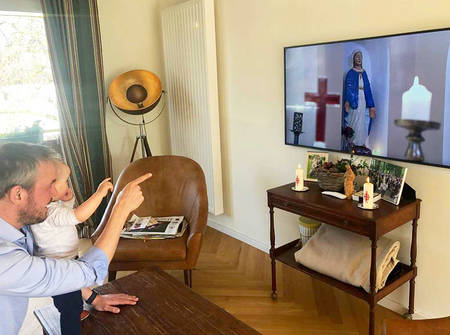 Vater mit Kind beim TV-Gottesdienst