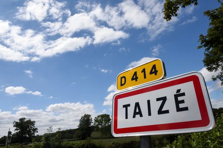 Ortseingangsschild der französischen Stadt Taize.
