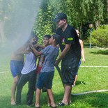 Bei Temperaturen über 30 Grad hat die Freiwillige Feuerwehr Feldkirch (OÖ) die Flüchtlinge im Lager Bergheim mit einer kalten Dusche überrascht.