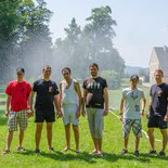 Bei Temperaturen über 30 Grad hat die Freiwillige Feuerwehr Feldkirch (OÖ) die Flüchtlinge im Lager Bergheim mit einer kalten Dusche überrascht.