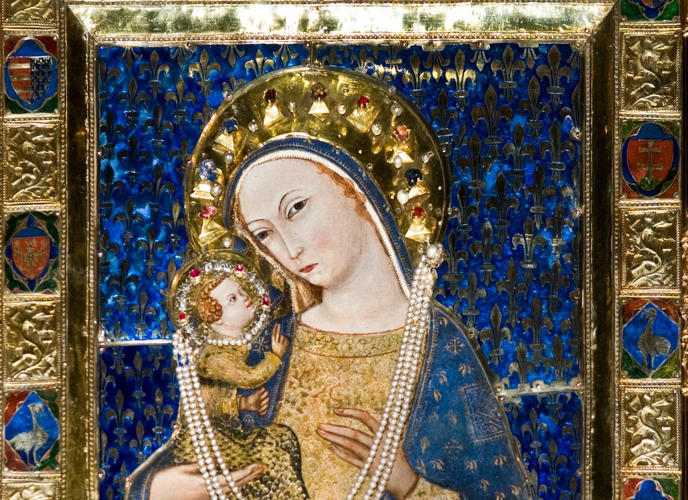Schatzkammerbild - verehrtes Gnadenbild von Mariazell. Andrea Vanni um 1360 zugeschrieben, Tempera auf Holz. Maria mit dem Jesuskind. Die Heiligenscheine sind aus vergoldetem Silberblech und mit Edelsteinen und Perlen geschm?ckt. Die Figur wird von d