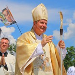 Der Kardinal ertelt den Pilgern den Segen