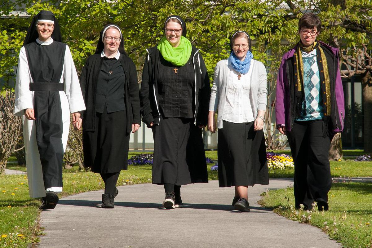 Heimische Ordensgemeinschaften veröffentlichen aktuelle Zahlen - Weiterer Rückgang bei Frauenorden, leichter Anstieg bei Männerorden - Zahl der Neueintritte konstant
