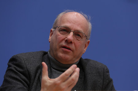 Klaus Mertes, Jesuitenpater und ehemaliger Leiter des Canisius-Kollegs, spricht während einer Pressekonferenz in Berlin am 26. Januar 2015 über den aktuellen Stand der Aufarbeitung von sexuellem Missbrauch in Deutschland.