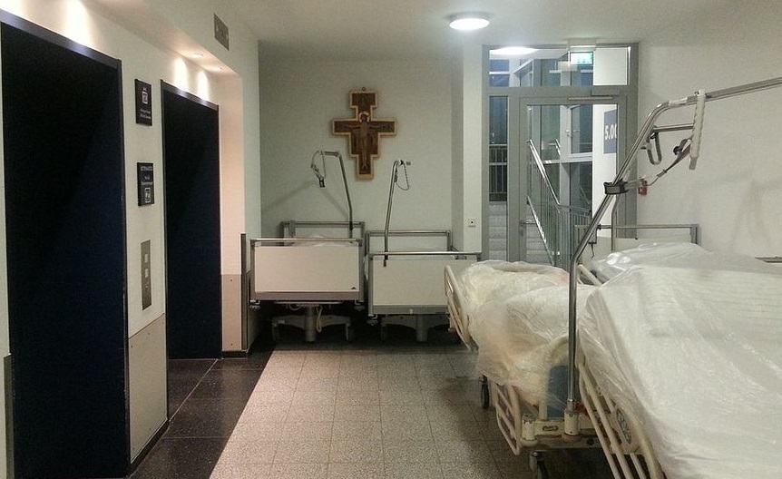 Spitalsbetten mit Kreuz im Hintergrund / pixabay / gemeinfrei