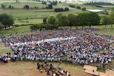 Gebetsfeier in Taize / © 2015 KNA, www.kna-bild.de - Nutzungsrechte vorbehalten., Alexander Brüggemann Brüder der Gemeinschaft von Taize (weiß) sitzen zwischen den Gläubigen bei der Gebetsfeier am 16. August 2015 in Taize.