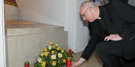 ?gidius Zsifkovics stellt am Grab seines Vorg?ngers Laszlo eine Kerze auf