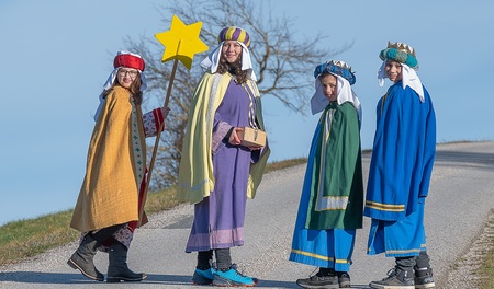 Sternsinger Pfarre KirchdorfFamilie Geistberger: Mama Isabella als Begleitperson mit Tochter Katharina (Sternträgerin) und Sohn Lukas (grüner Umhang) sowie Nichte Johanna und Neffe Sebastian. „Es ist cool, dass ihr uns am Sonntag besucht. Da kann ic