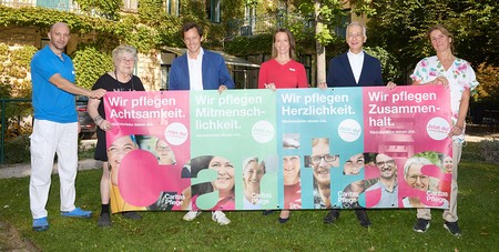 BILD zu OTS - Die neue Kampagne zeigt Mitarbeiter*innen aus der Pflege, die als Botschafter*innen auftreten. Ziel ist es, Menschen f?r den Pflege- und Betreuungsberuf zu interessieren und begeistern und letztlich als neue Kolleg*innen in den Einricht