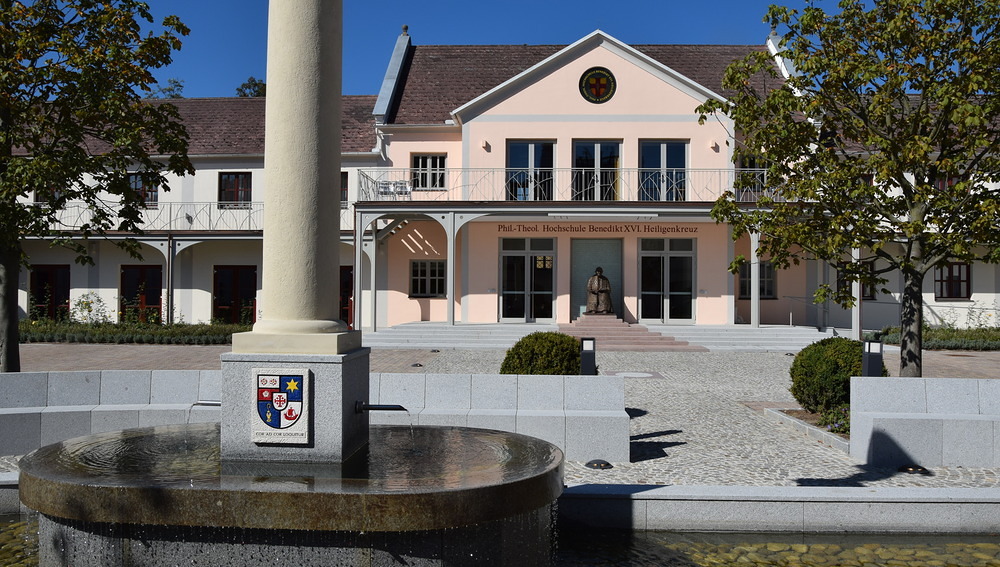 Hochschule Heiligenkreuz / Kathpress / Henning Klingen Vorplatz beim Stift Heiligenkreuz