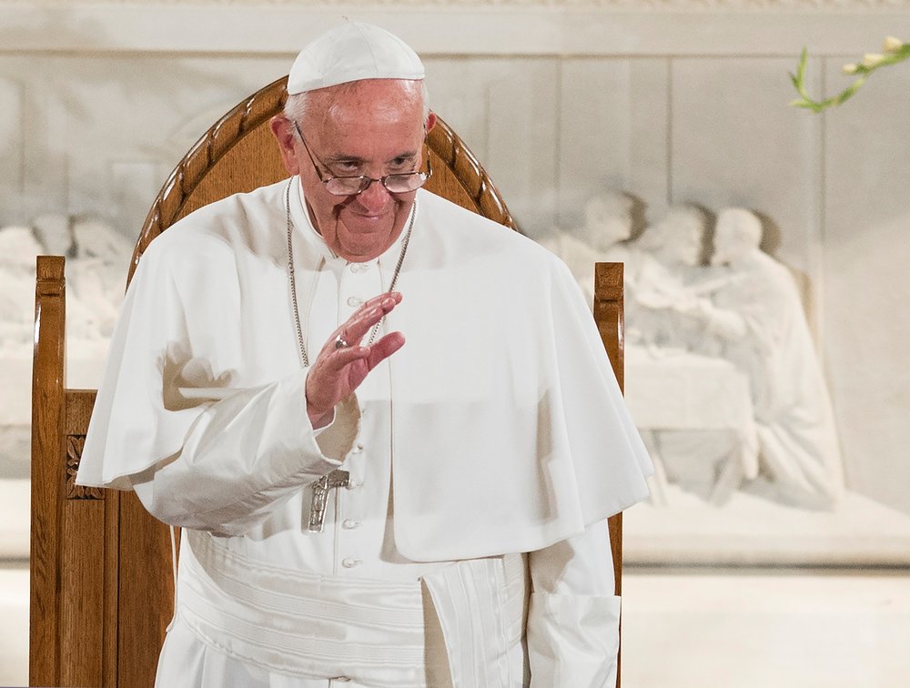 Papst Franziskus besucht die Kirche St. Patrick am 24. September 2015 in Washington. Bild: Papst Franziskus winkt den Anwesenden.
